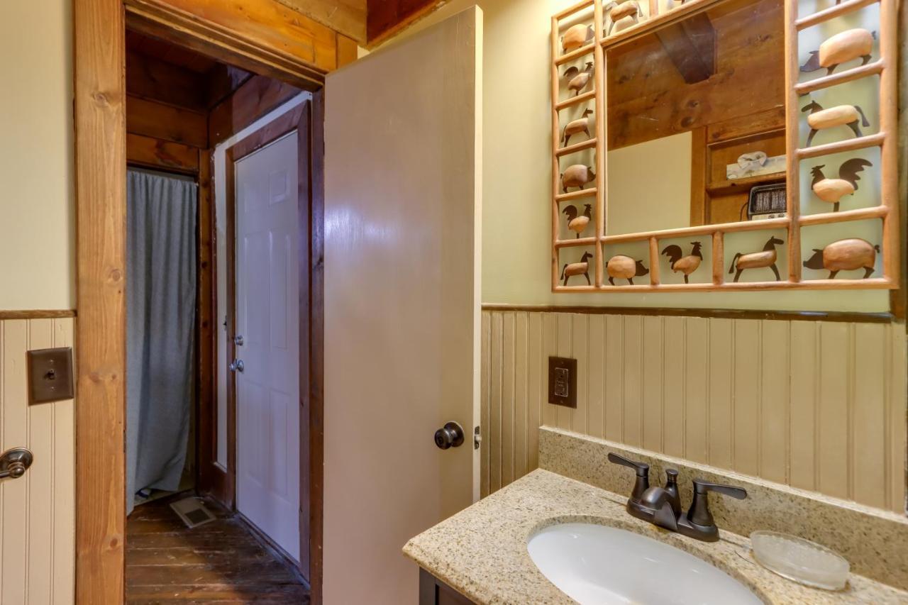 Mountaintop Ellijay Cabin With Private Hot Tub Exterior photo